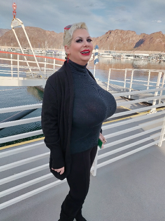 Huge titties at Lake Mead