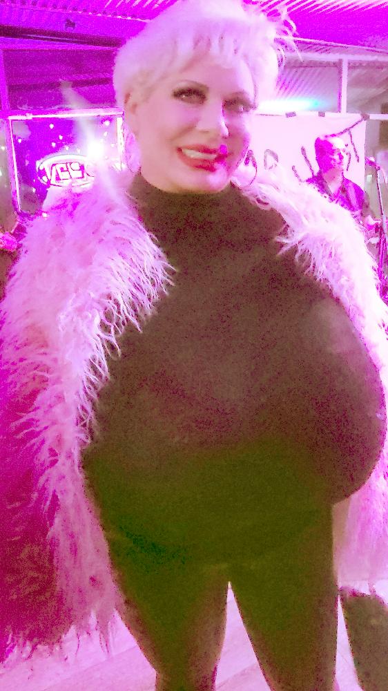 Gigantic fake tit prostitute in Las Vegas for escort
