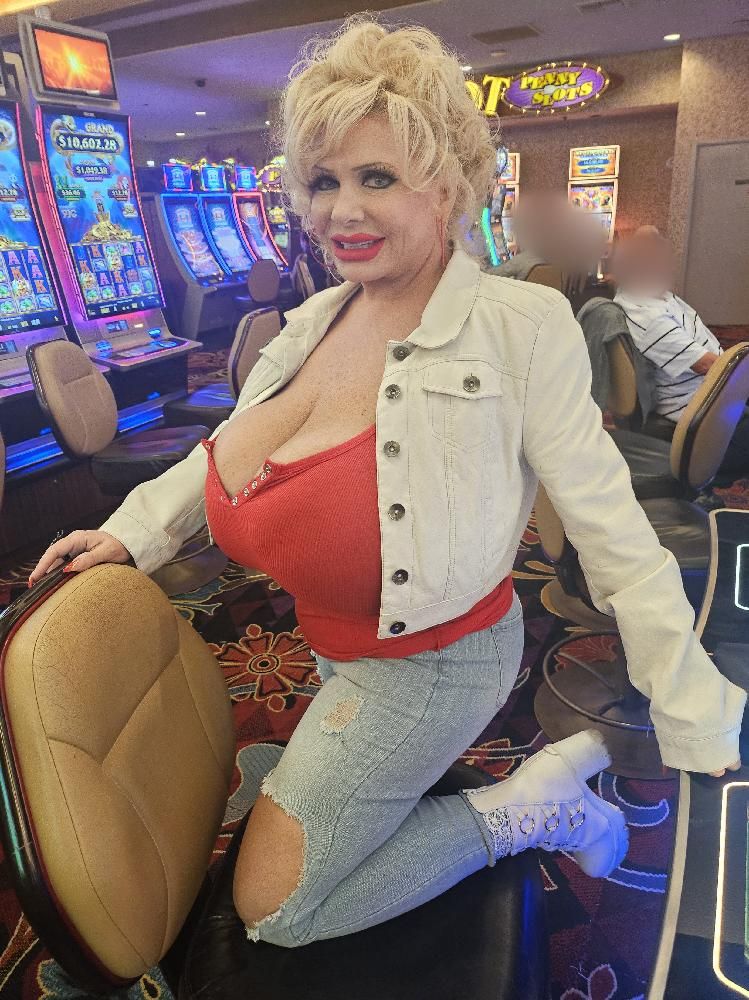 Massive fake tits prostitute in Vegas