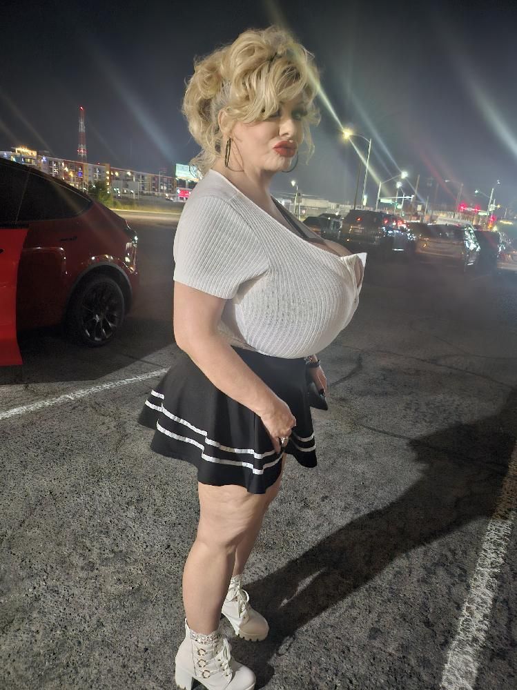 Fat ass and giant fake tits prostitute in Las Vegas