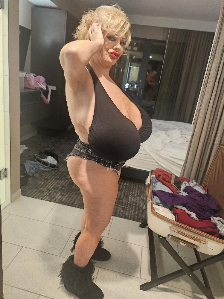 Fat bimbo hotwife pornstar
